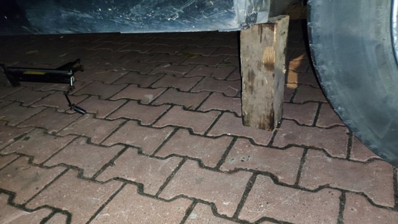 Jeden pokazywał drugiemu, jak wycinać z samochodu katalizator