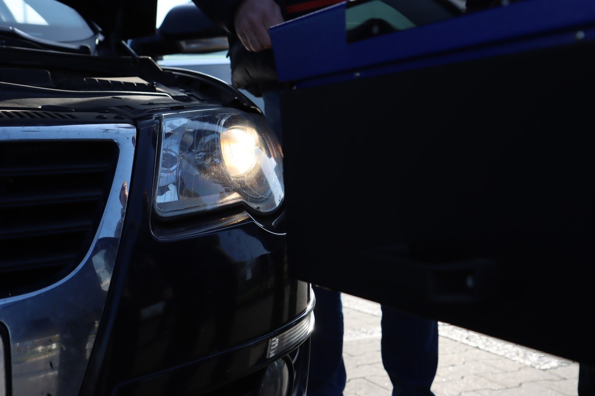 Kontrola świateł w samochodzie