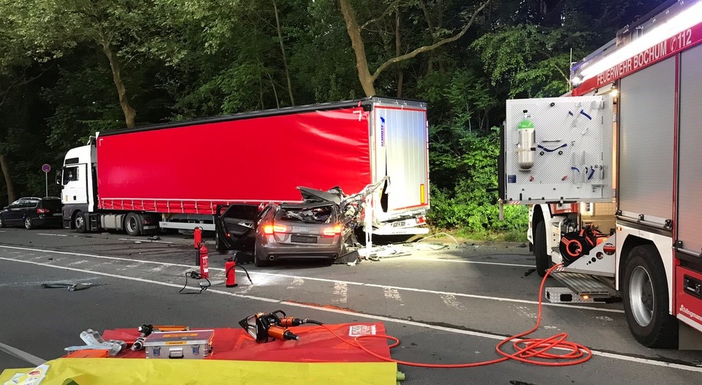 Audi wbiło się w polską ciężarówkę na jednym z postojów w Niemczech
