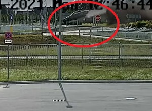 Mercedes dosłownie przeleciał nad rondem w Nowej Soli. Wszystko nagrały kamery