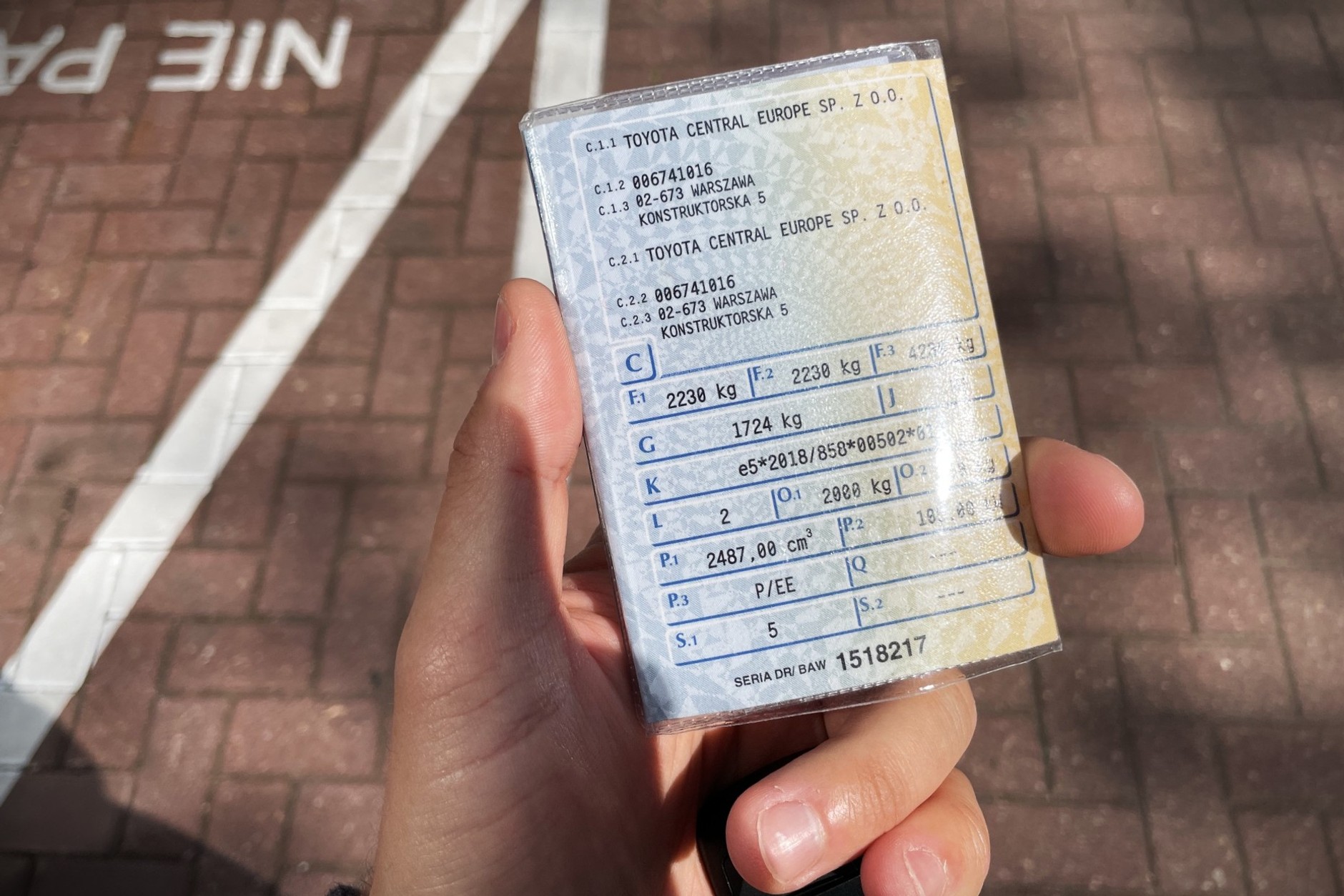 Dowód rejestracyjny samochodu z widocznymi dopuszczalnymi masami