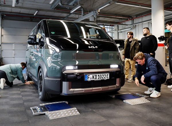 Nowa Kia PV5 z rekordem Guinnessa. Van był naładowany i załadowany na maksa