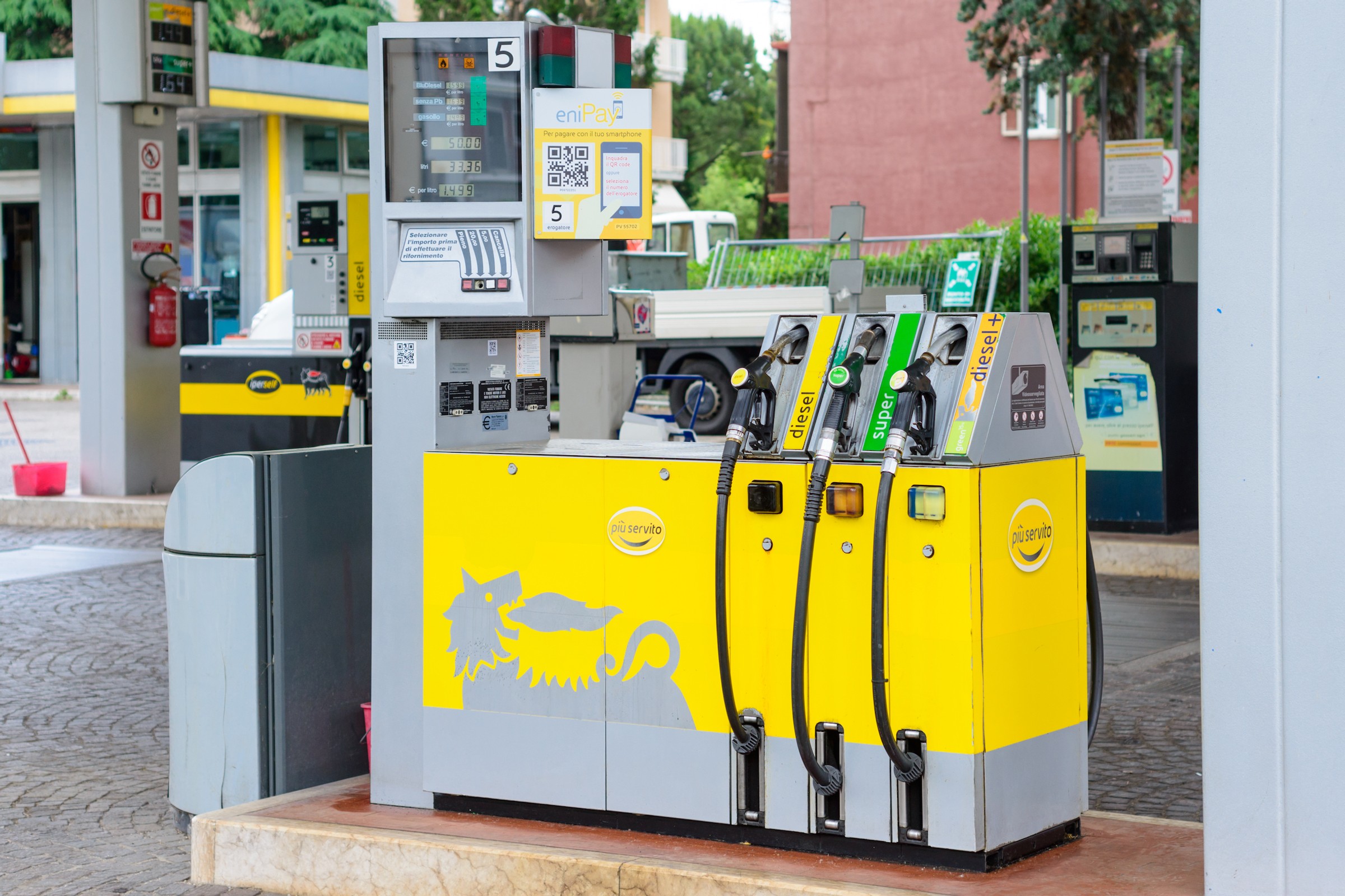 Kosztowna pomyłka na stacji paliw we Włoszech. Kierowcy nie dowierzali