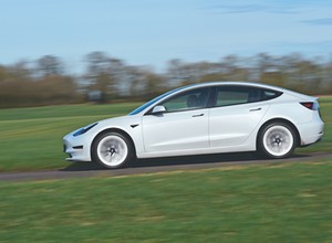 Egzamin na prawo jazdy oblany z powodu rekuperacji. Tesla okazała się "zbyt pomocna"