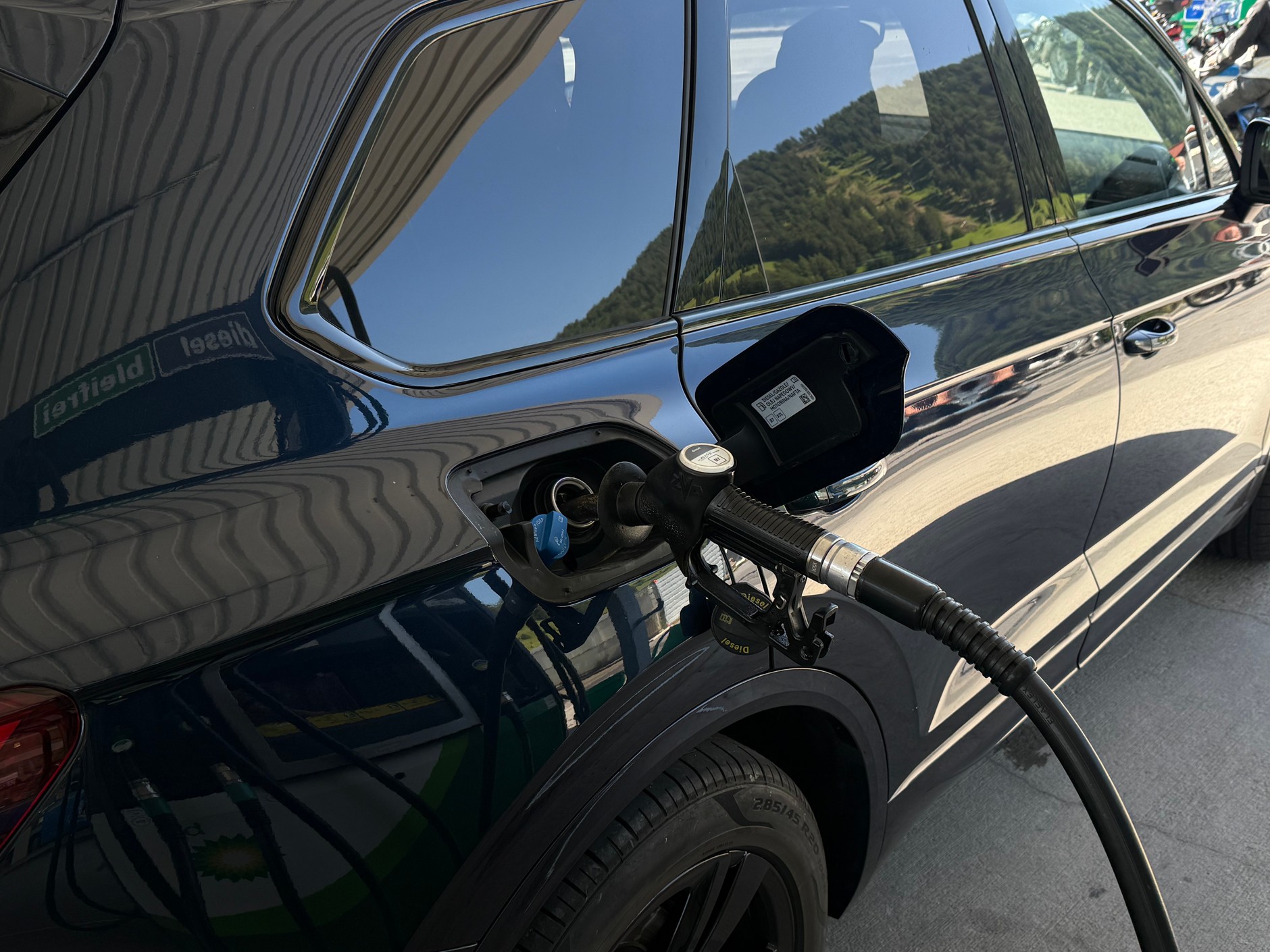 Tankowanie oleju napędowego – zdjęcie ilustracyjne