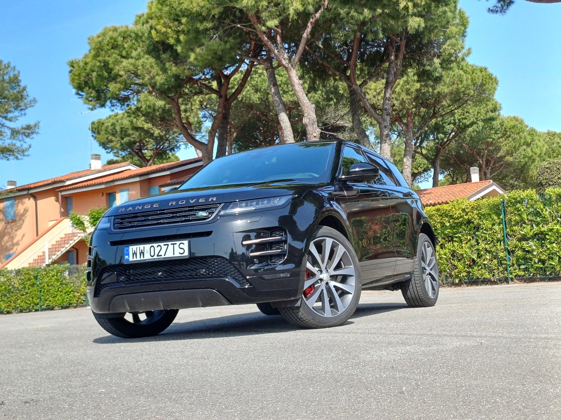 Brytyjski rodowód pasuje do auta Bonda, ale "gadżet" i tak trzeba usunąć