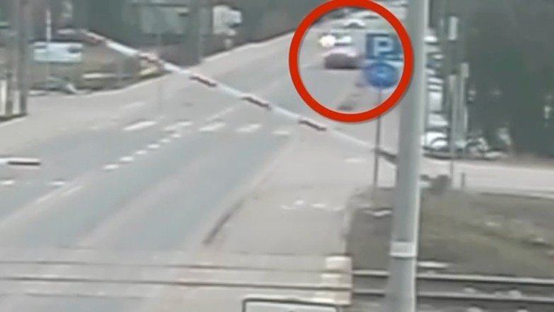 Pojechał slalomem przez zamknięty przejazd kolejowy