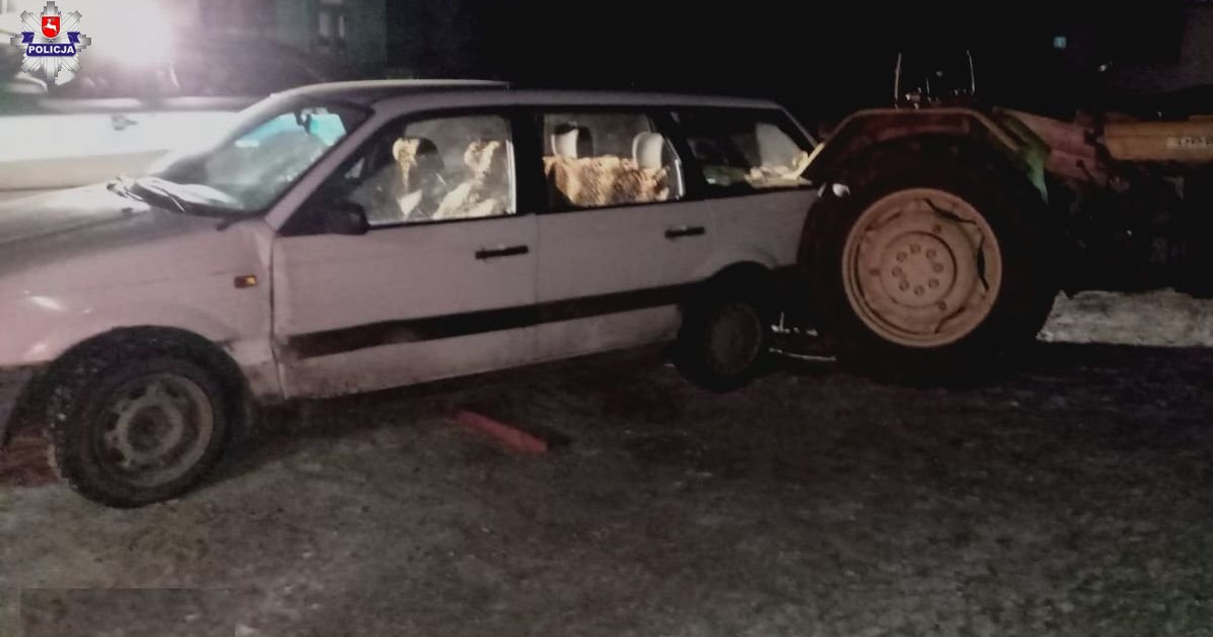 Chcieli odpalić traktor "na zaciąg". Osobówka przejechała po kobiecie