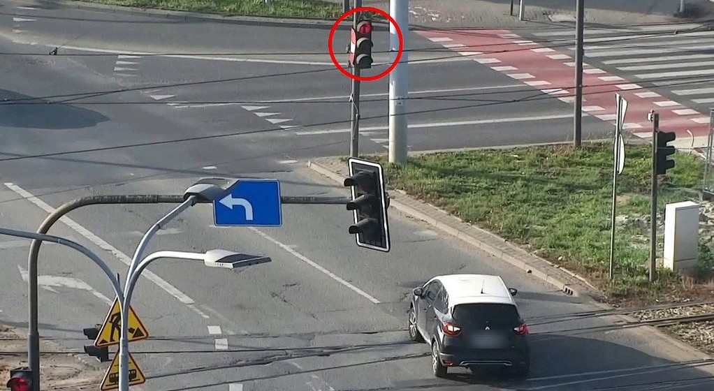 Kierowcy przejeżdżający na czerwonym świetle
