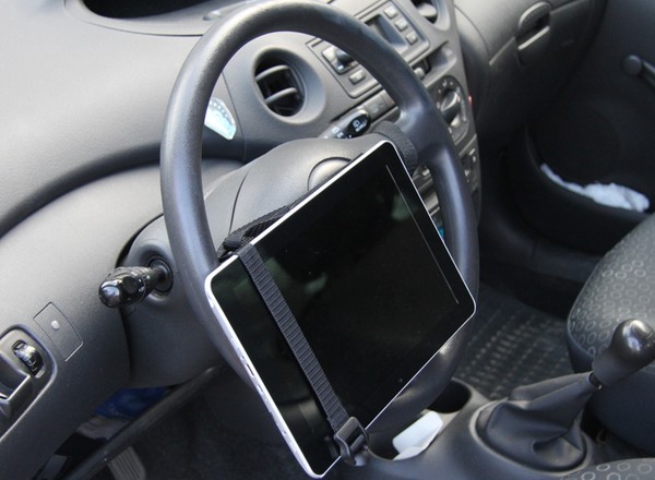 Tablet w samochodzie