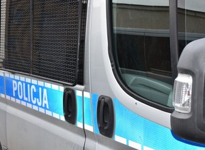 Policjanci prowadzili rutynowy patrol. Na ich widok wyrzucił wszystko przez okno