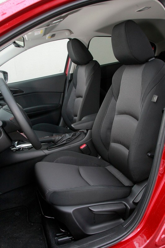 Nowa Mazda 3, przednie fotele