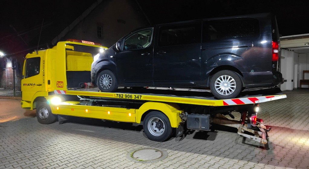 17 osób w 9-osobowym busie