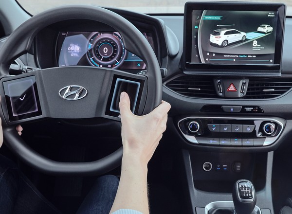 Hyundai stworzył kierownicę z dwoma wyświetlaczami dotykowymi