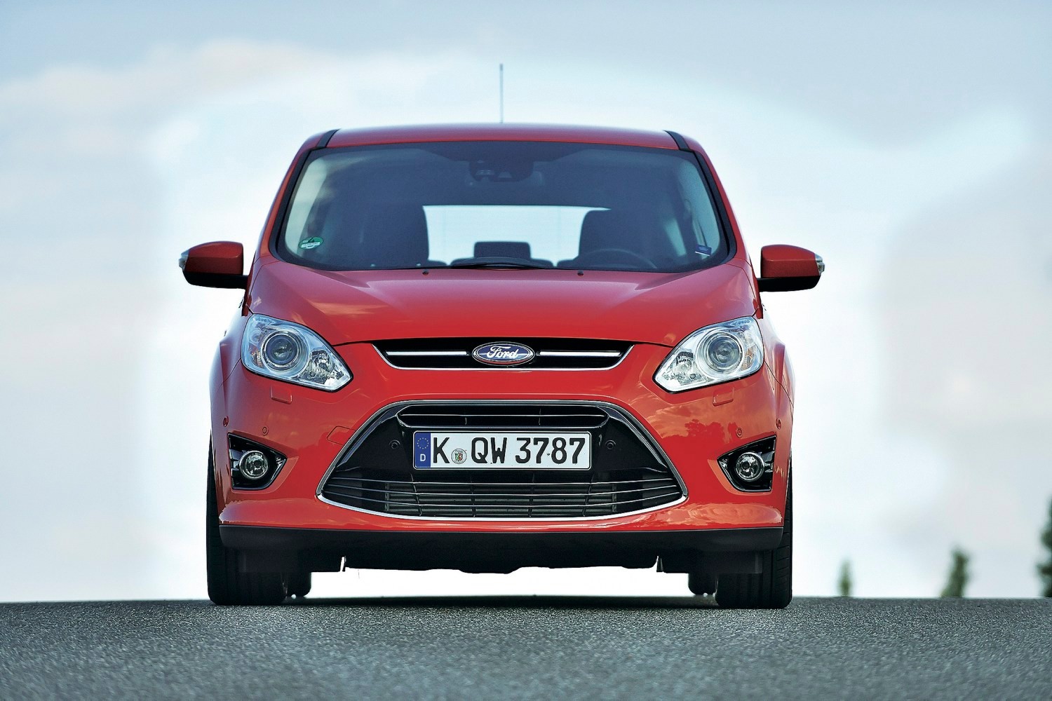 Ford C-Max 2.0 TDCI był dotychczas najbardziej sportowo prowadzącym się rodzinnym vanem. Teraz ten tytuł przejmie BMW.