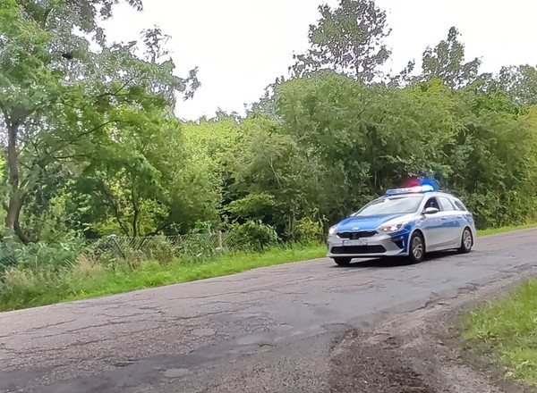 Zatrzymali go do kontroli. Gdy zobaczyli, kogo wiezie, natychmiast zaczęli go eskortować