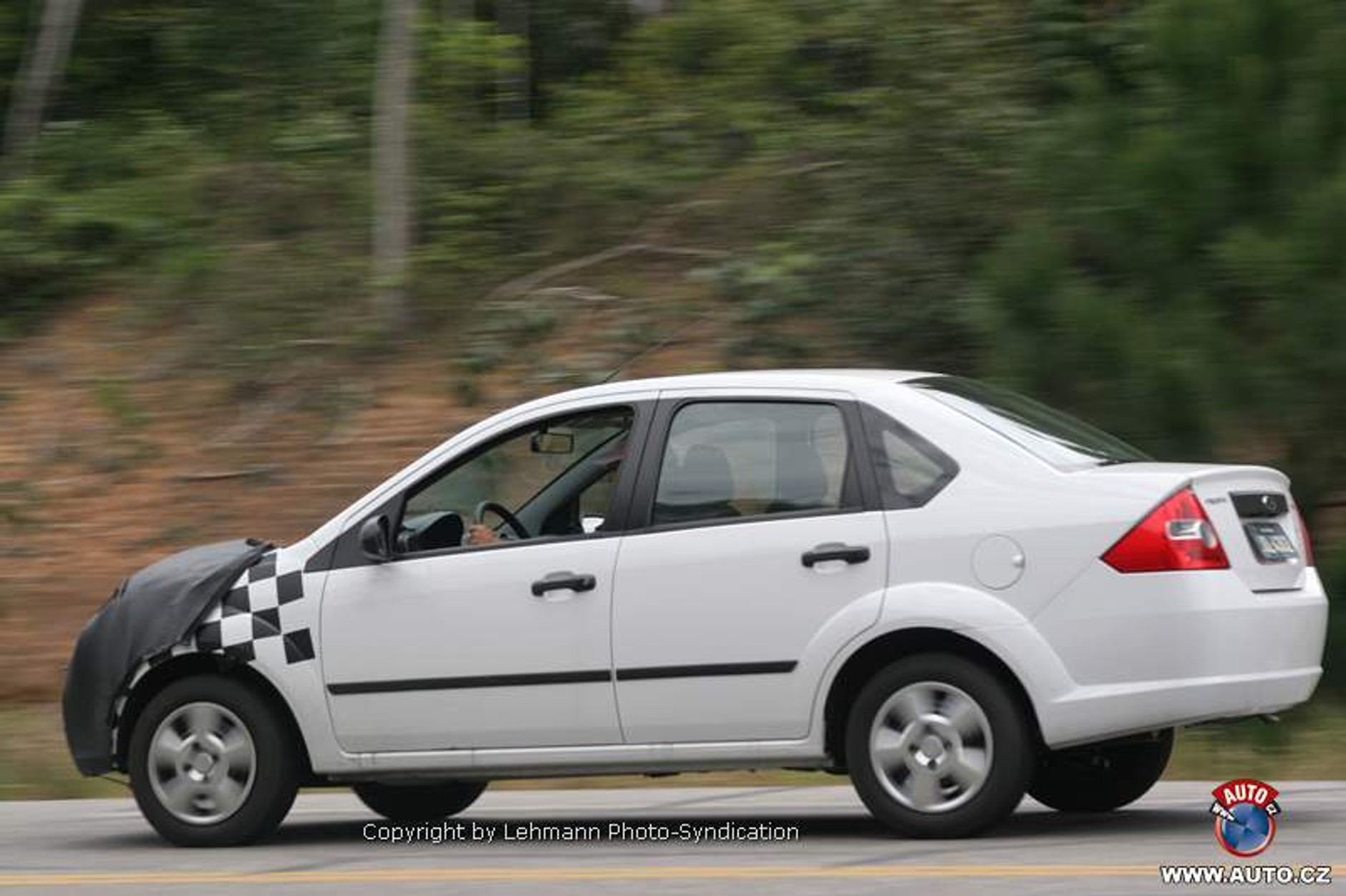 Zdjęcia szpiegowskie: nowy Ford Fiesta