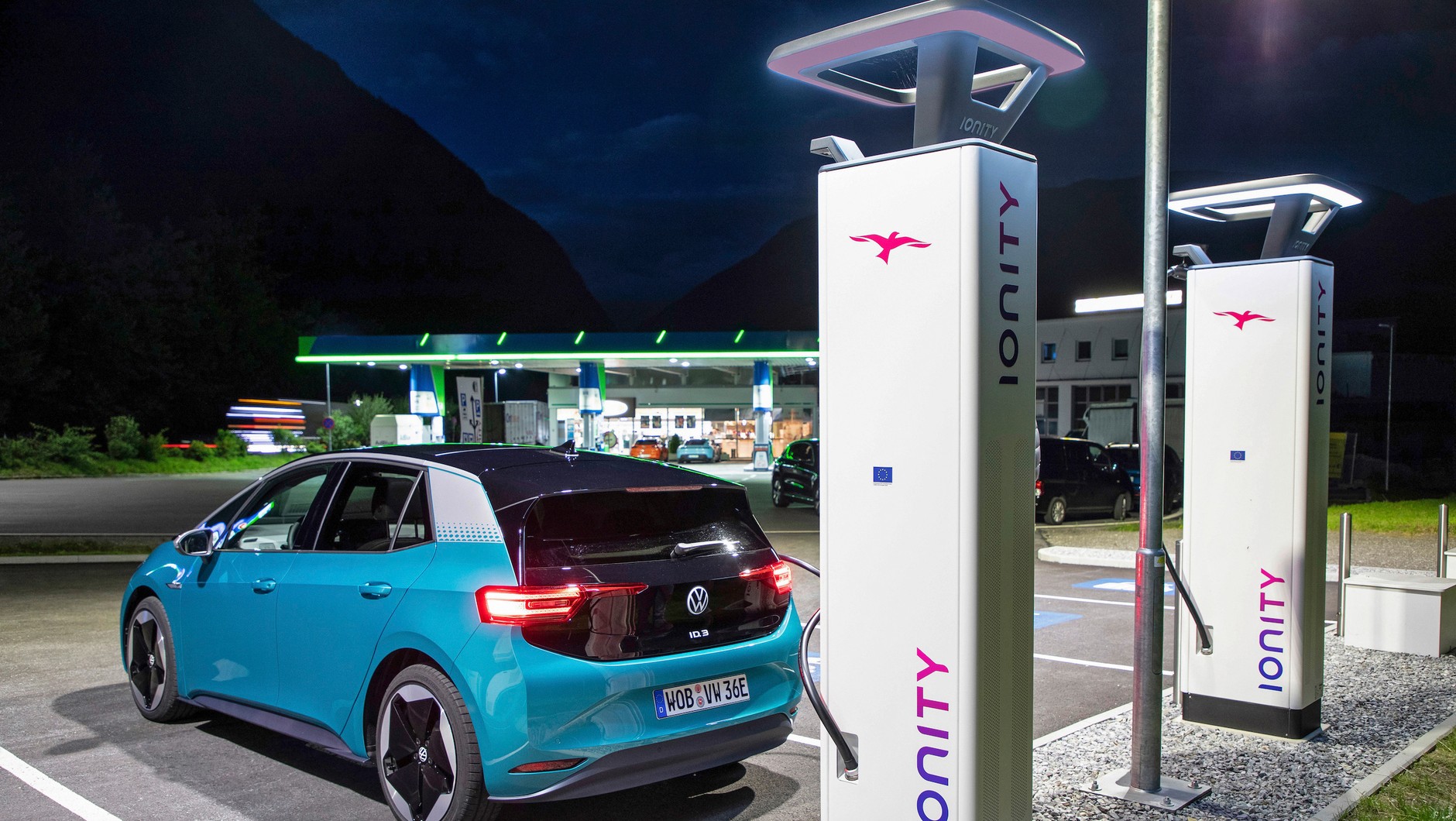 Choć większość użytkowników i tak ładuje swoje auta w przydomowych garażach, to szybkie ładowarki przy trasach są konieczne, żeby auta elektryczne mogły rzeczywiście konkurować z pojazdami spalinowymi.