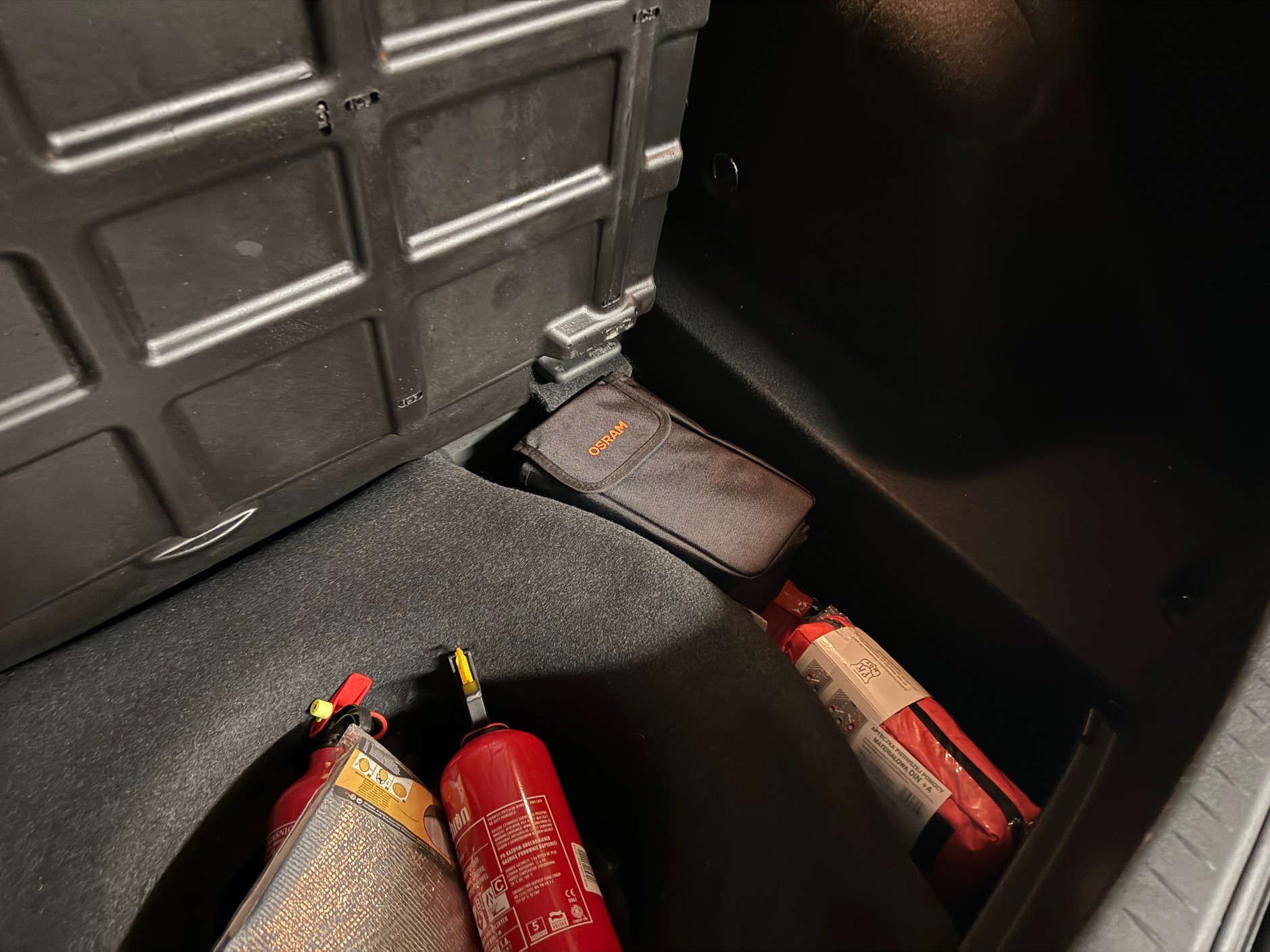 Stosunkowo nieduży rozmiar urządzenia ułatwia transport w bagażniku, praktyczne etui jest zaletą. Warto pamiętać, aby co 3-4 miesiące doładować powerbank za pomocą kabla USB-C