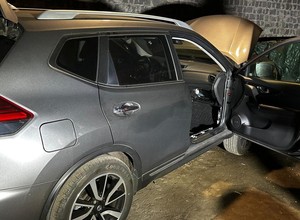 Przestępcy rozbierali kradzione auto. Tam, gdzie zwykle