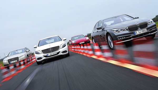 Limuzyna dla szefa wszystkich szefów - nowe BMW 750i kontra Audi A8, Mercedes klasy S i Porsche Panamera