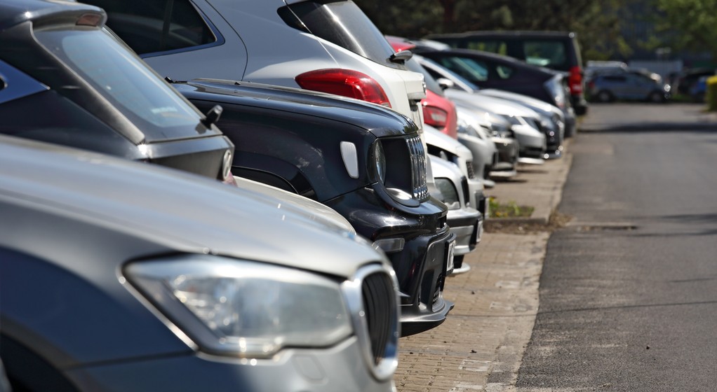 Parkowanie tyłem ma wiele zalet, które kierowcy szczególnie doceniają, gdy ruszają z miejsca