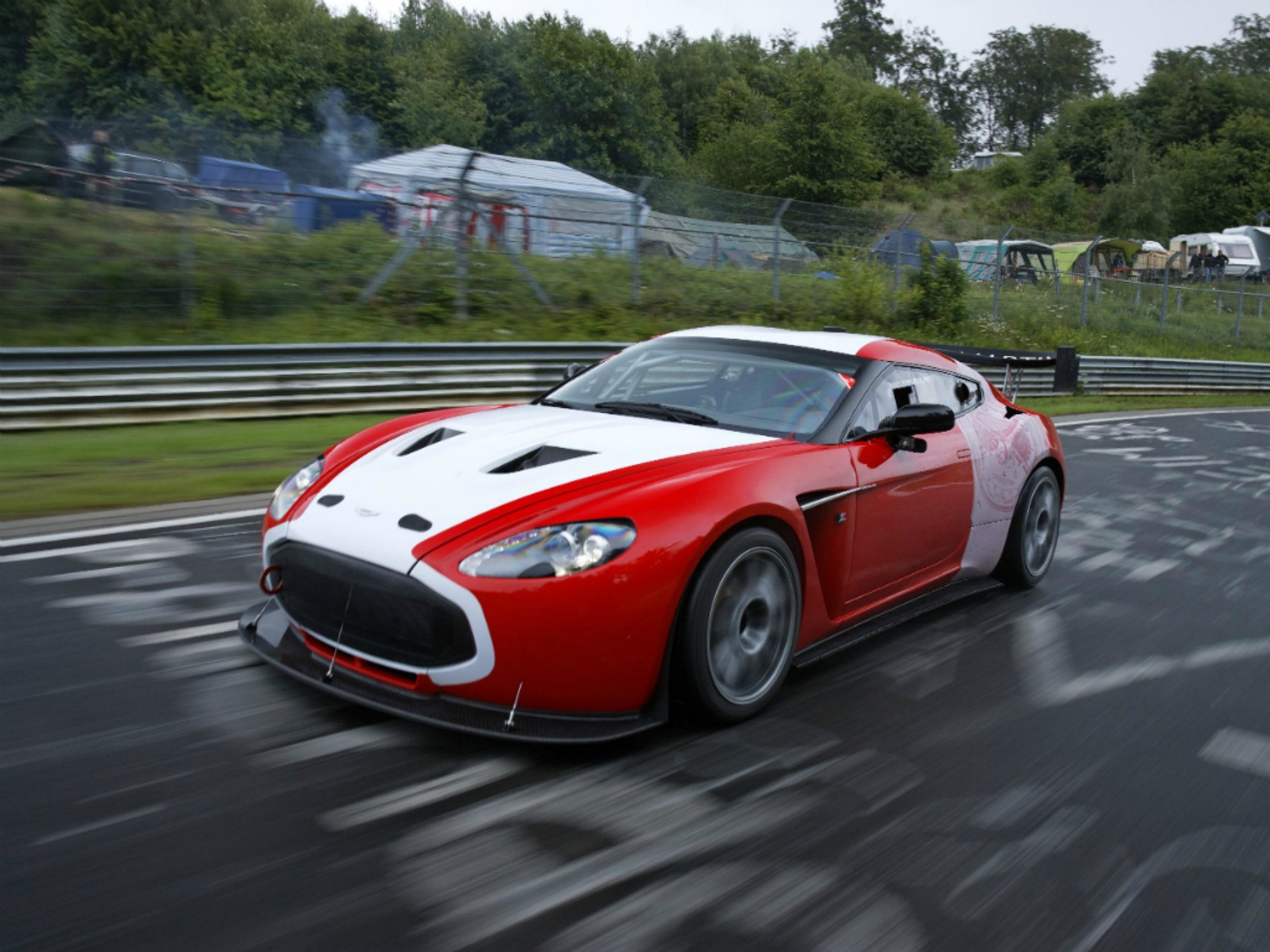 Aston V12 Zagato na Nürburgringu