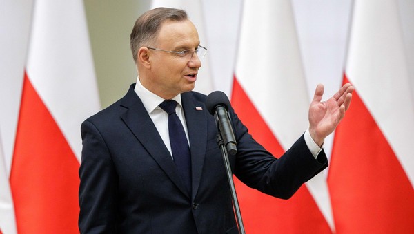 Andrzej Duda wyjaśnia, dlaczego nie prowadzi swojego samochodu. "Przymierzam się"