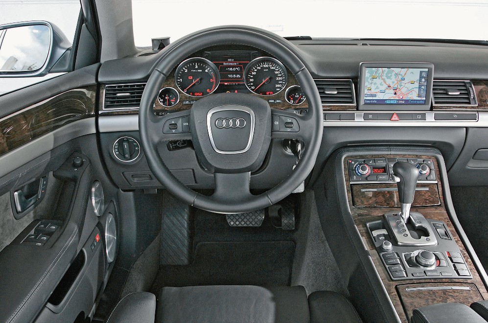 Klasyczna elegancja i wysoka jakość tworzyw, zaskakujące jest natomiast to, że z guzików może schodzić farbka