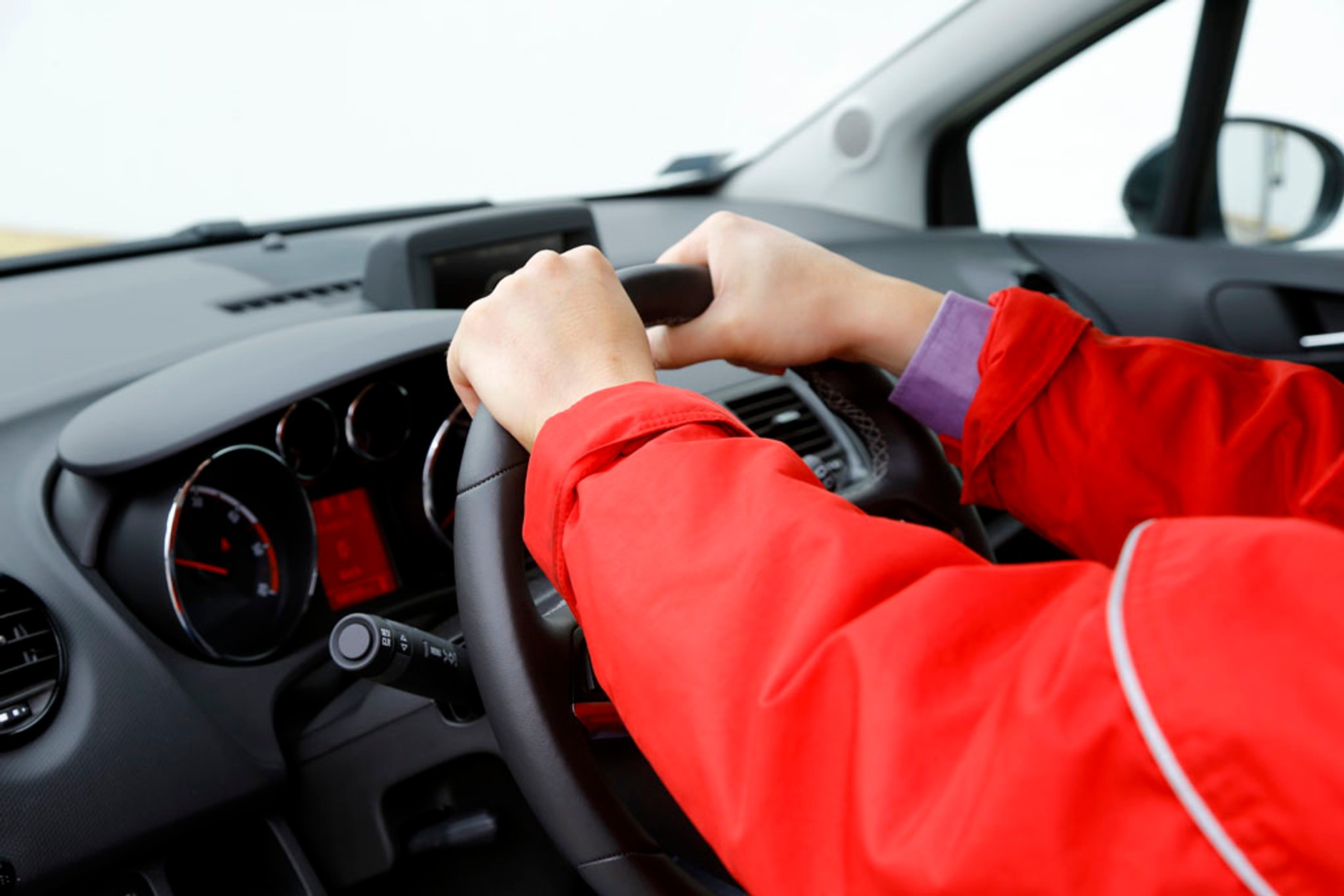 Nieprawidłowe trzymanie kierownicy