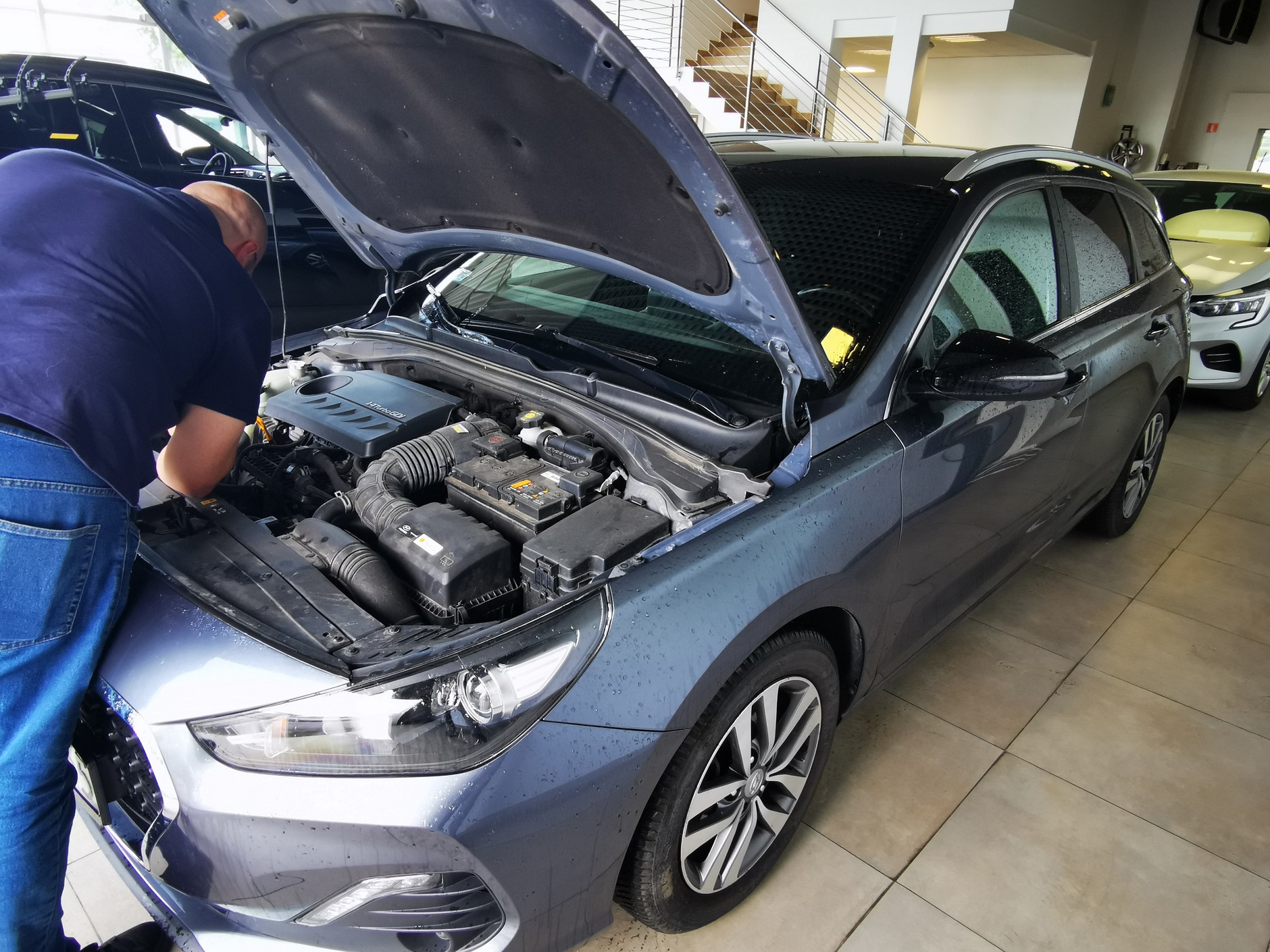 Auto oglądaliśmy w salonie, pod dachem – bo akurat zaczęło padać. Bardzo miło ze strony sprzedawcy, że dał nam taką możliwość