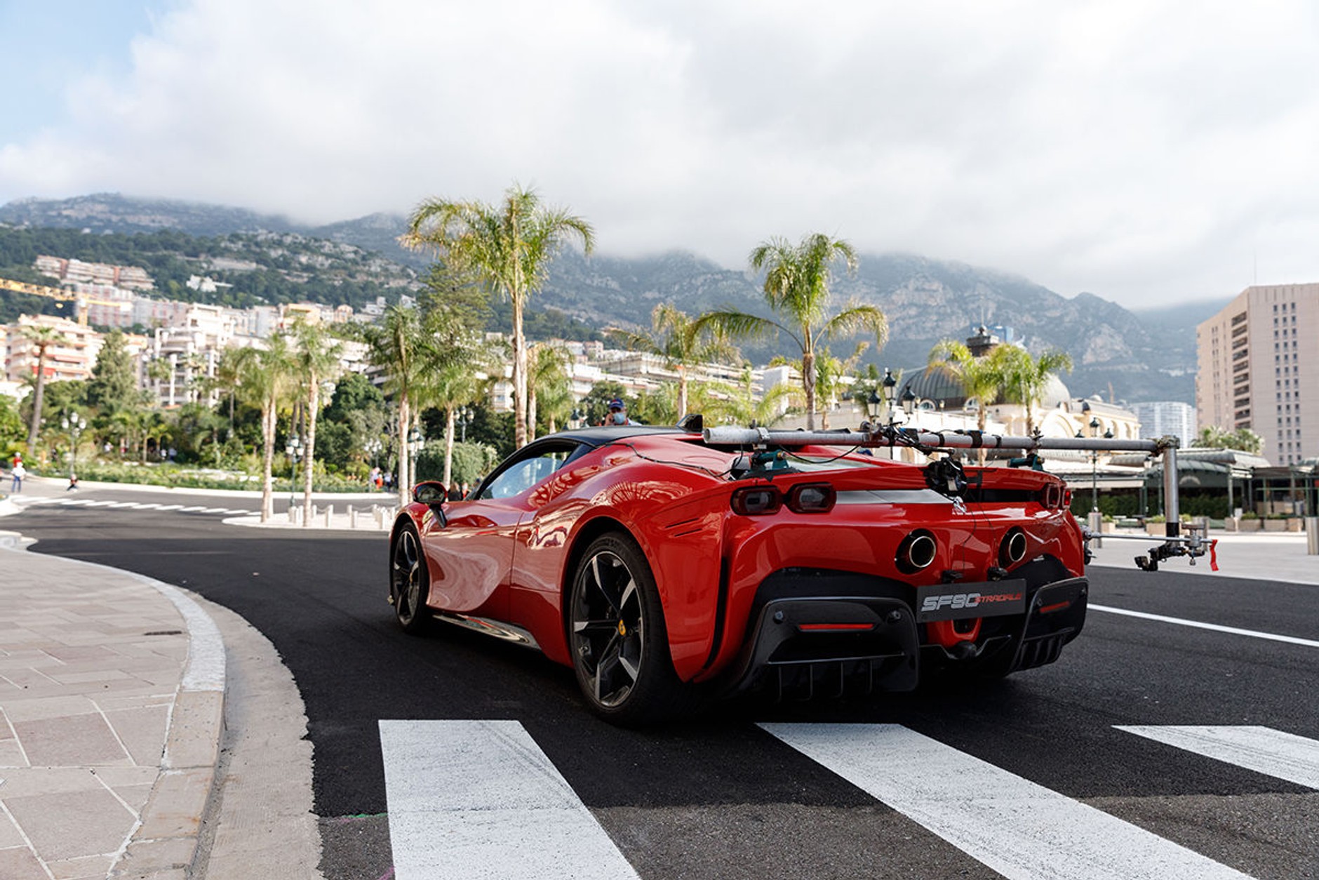 Charles Leclerc w Ferrari SF90 Stradale