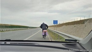 76-latek jechał rowerem po drodze S3. Chciał skrócić sobie dojazd do Legnicy