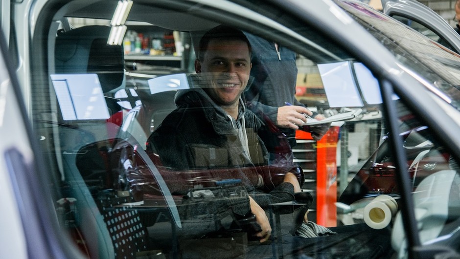 Mateusz Puszkarski i Peugeot z adaptacją dla niepełnosprawnych