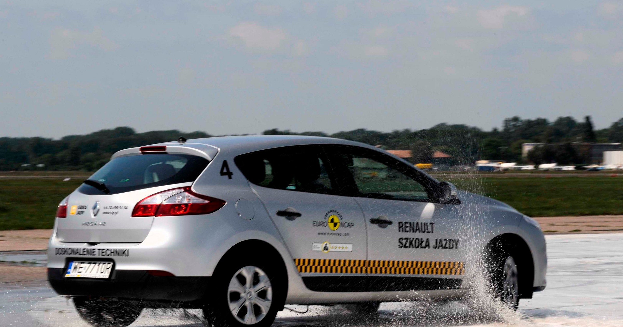 Trenerzy Szkoły Jazdy Renault radzą seniorom jak jeździć bezpieczniej