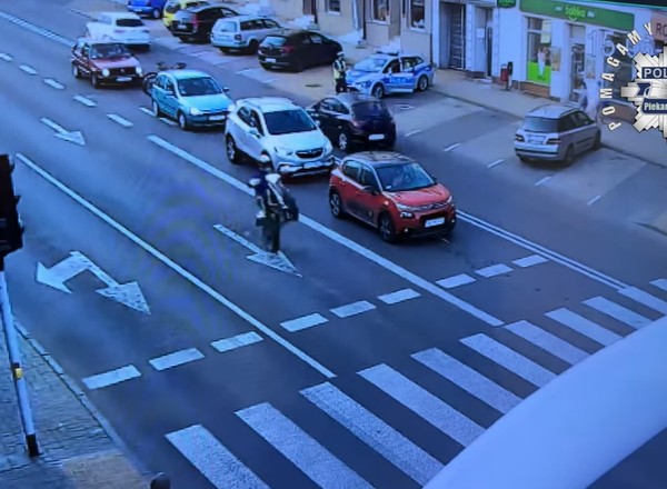Pędził na tylnym kole przez pasy. Karma wróciła natychmiast