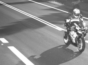 Motocyklista zaskoczony mandatem z fotoradaru. Pomogło nagranie z kamery osobówki