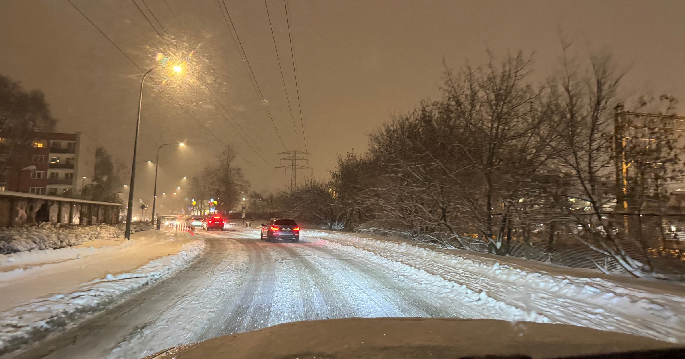 Poruszanie się w kopnym śniegu może być problematyczne, szczególnie gdy nie można ruszyć. 