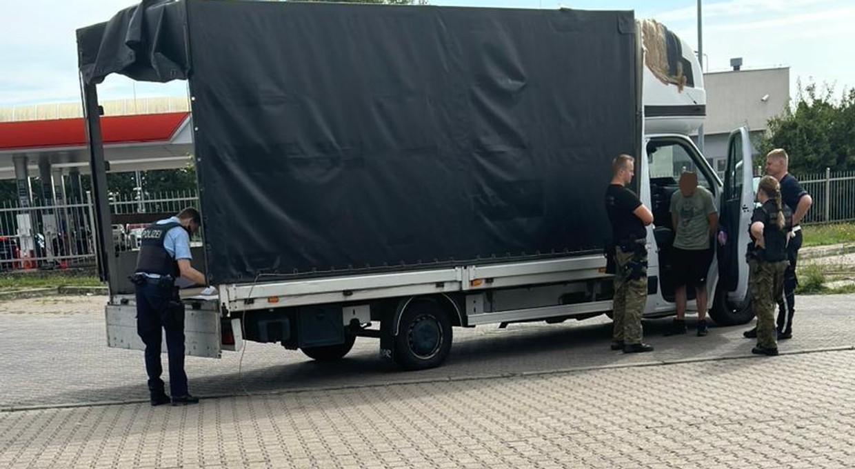 Inspektorzy ITD zajrzeli za plandekę dostawczaka. Zatrzymali wartościowy towar