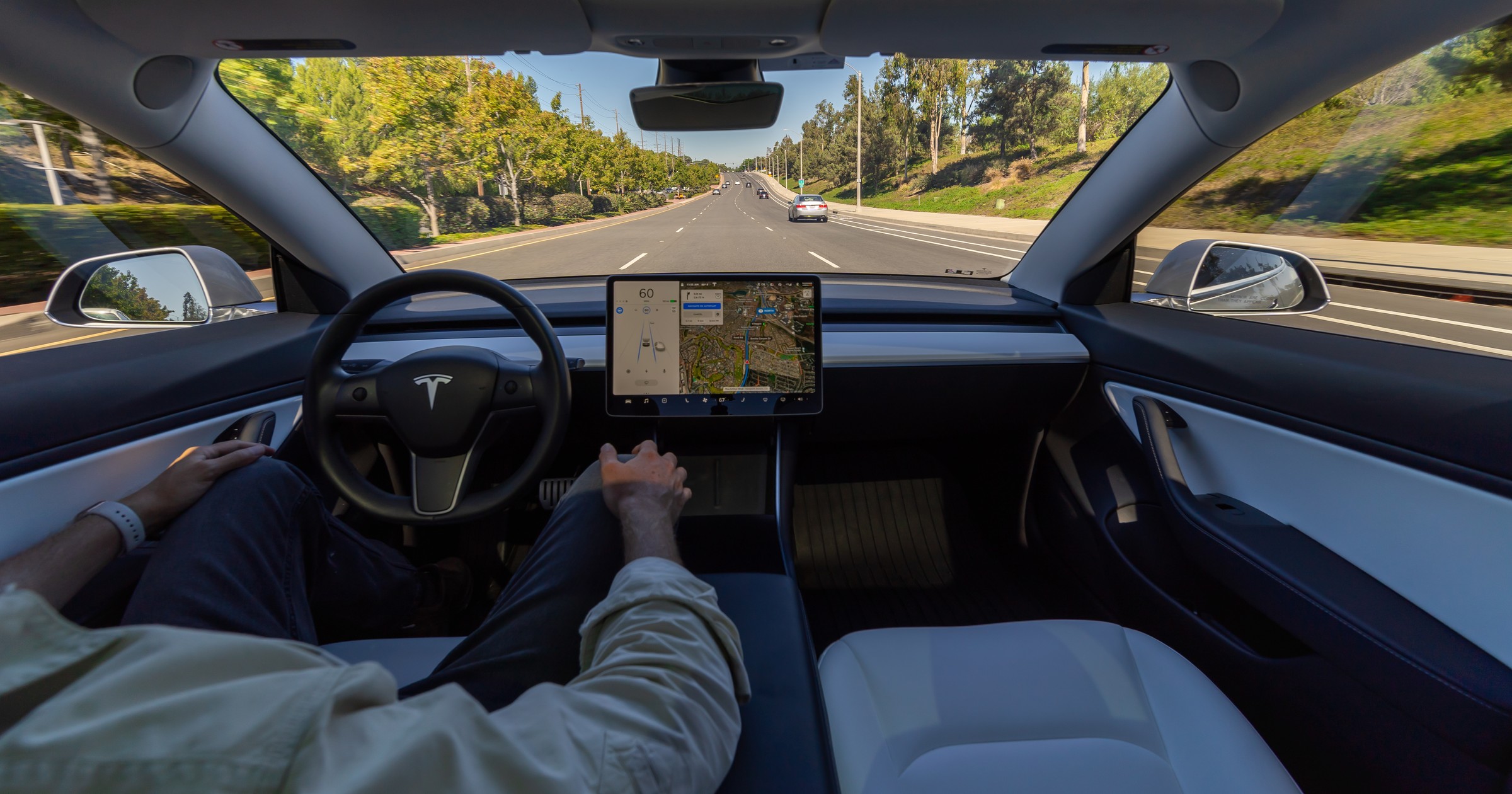 Tesla podczas jazdy w trybie półautonomicznym – z włączonym systemem FSD