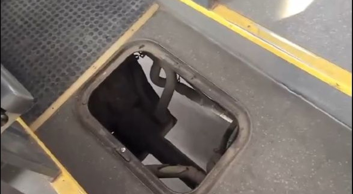 Pasażerowie autobusu mogli czuć się zaniepokojeni. Policjanci sięgnęli po nagranie