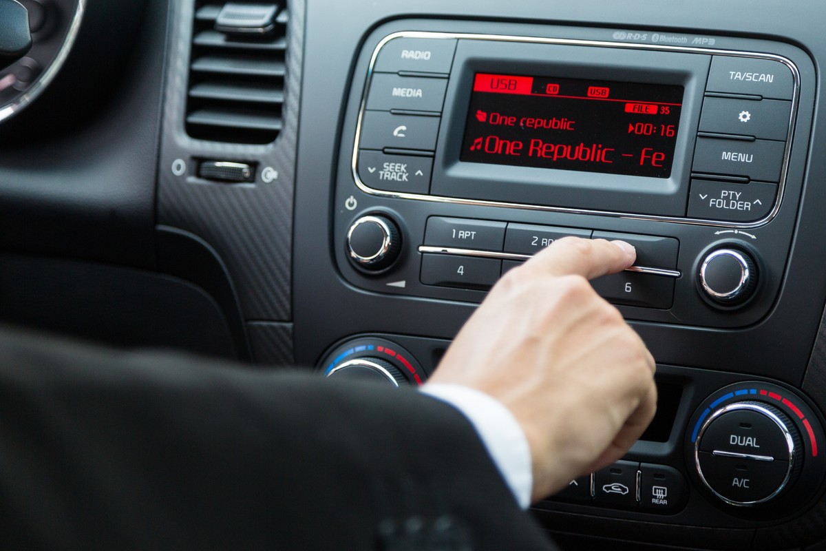 No to w końcu trzeba płacić ten abonament za radio w samochodzie czy nie? UOKiK wyjaśnił tak, iż jaśniej się nie da