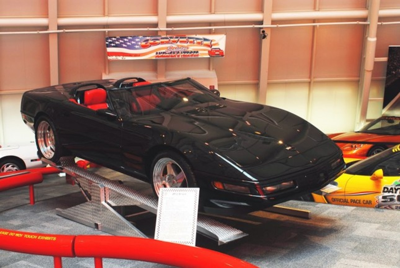 Osiem Corvette w czarnej dziurze. Wypadek w Muzeum Corvette w Kentucky