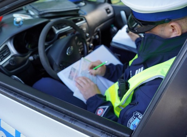 Polscy kierowcy mają nowy sposób na unikanie punktów karnych. Jest zgodny z prawem