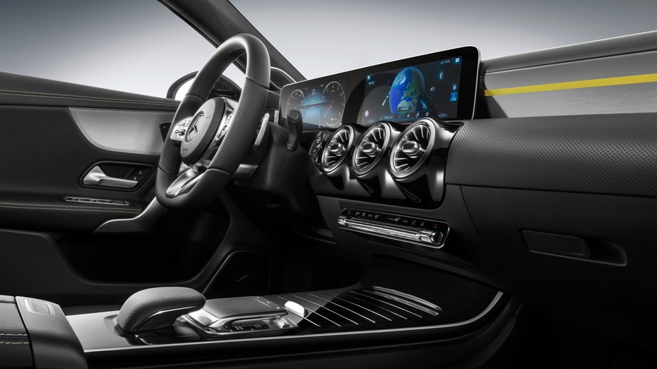 W dolnej części jest touchpad oraz podpórka dla ręki. Całość wygląda znajomo szczególnie dla użytkowników Lexusów. Mercedes Klasy A