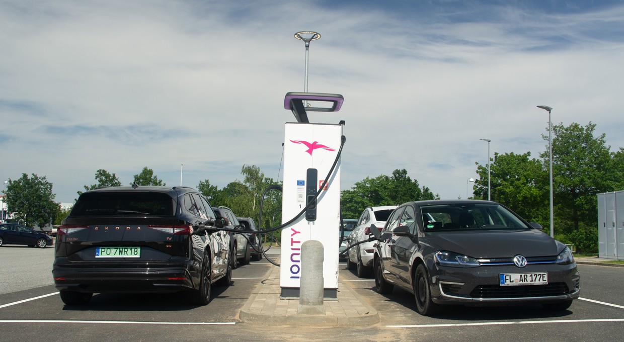Coraz więcej punktów ładowania aut elektrycznych. Tych wciąż jest mało na tle innych państw UE