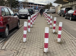 Dziesiątki słupków na chodniku to charakterystyczny krajobraz polskich ulic...