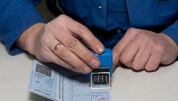 Diagnosta "załatwiał" przeglądy. Teraz może trafić do więzienia razem z klientami