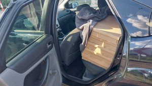 Zatrzymali auto do kontroli. Okazało się, że było wypakowane kartonami z nielegalnym towarem