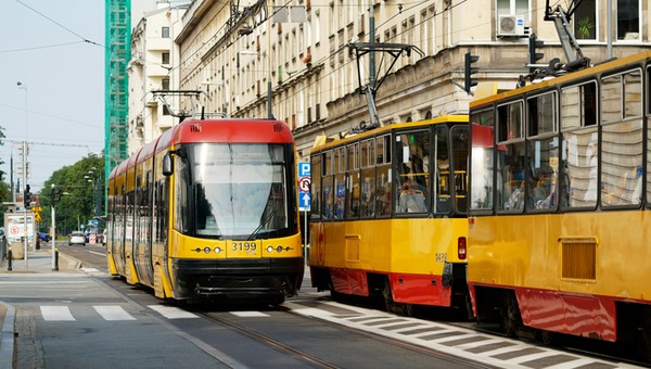Kierowcy muszą wiedzieć, jak zachować się przy tramwaju. Te zasady opisują wszystko